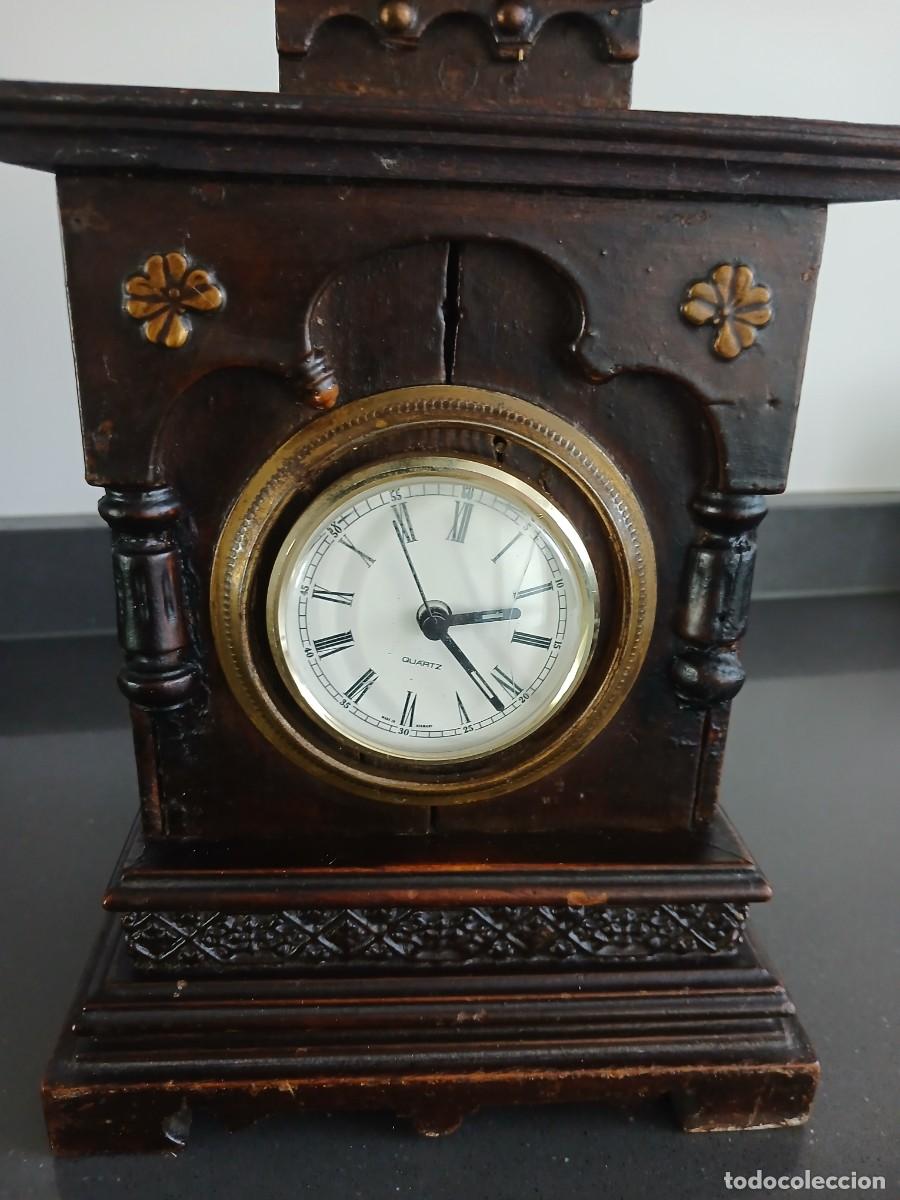 Vintage: Reloj de sobremesa en madera tallada. Principios siglo XX