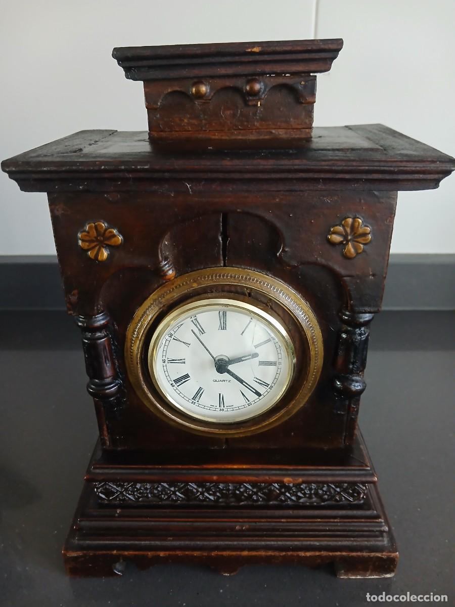 Vintage: Reloj de sobremesa en madera tallada. Principios siglo XX