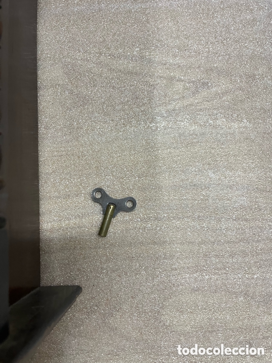 Vintage: Reloj antiguo de pared con p&eacute;ndulo y llave - Foto 2