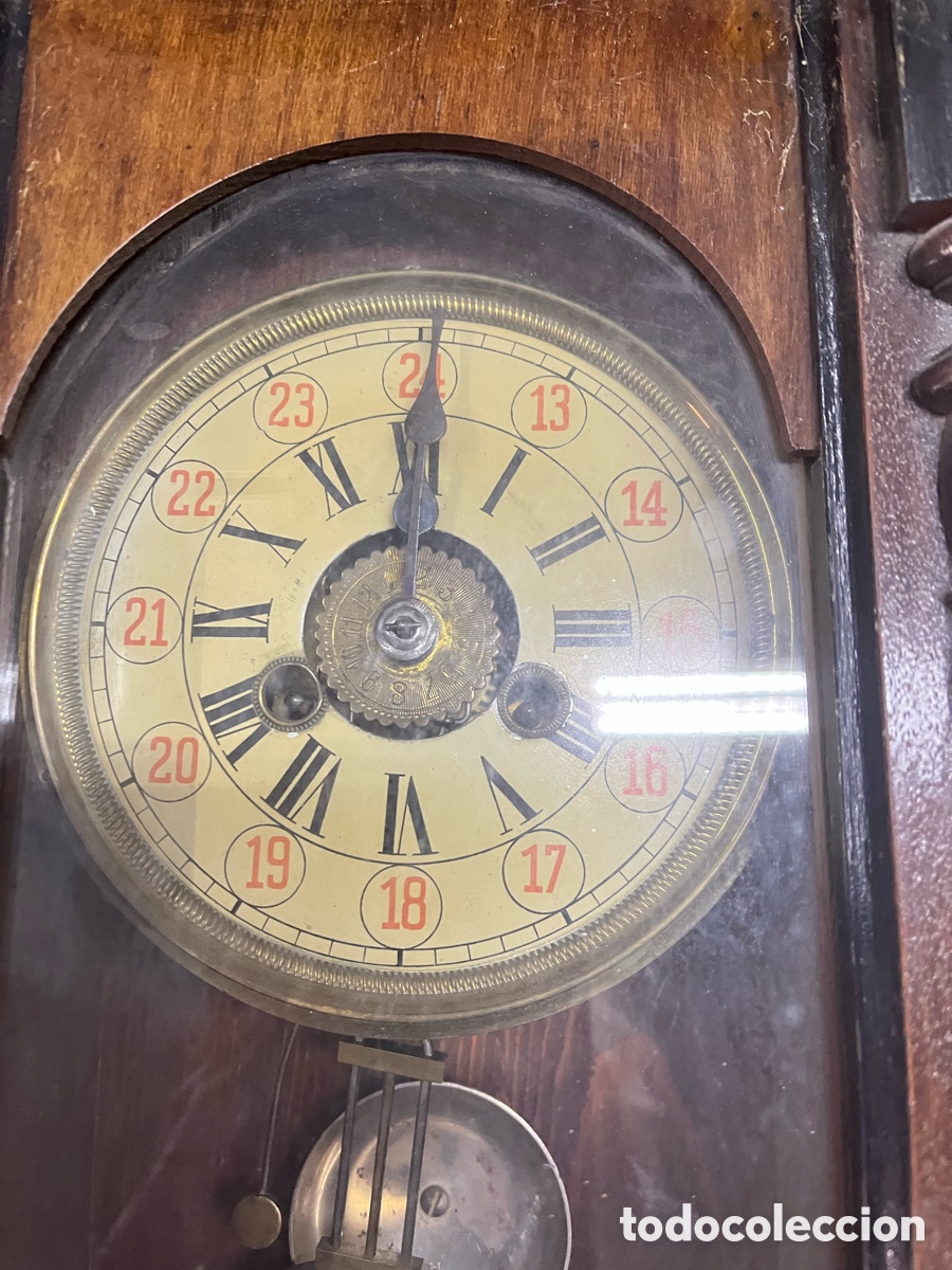 Vintage: Reloj antiguo de pared con p&eacute;ndulo y llave - Foto 3