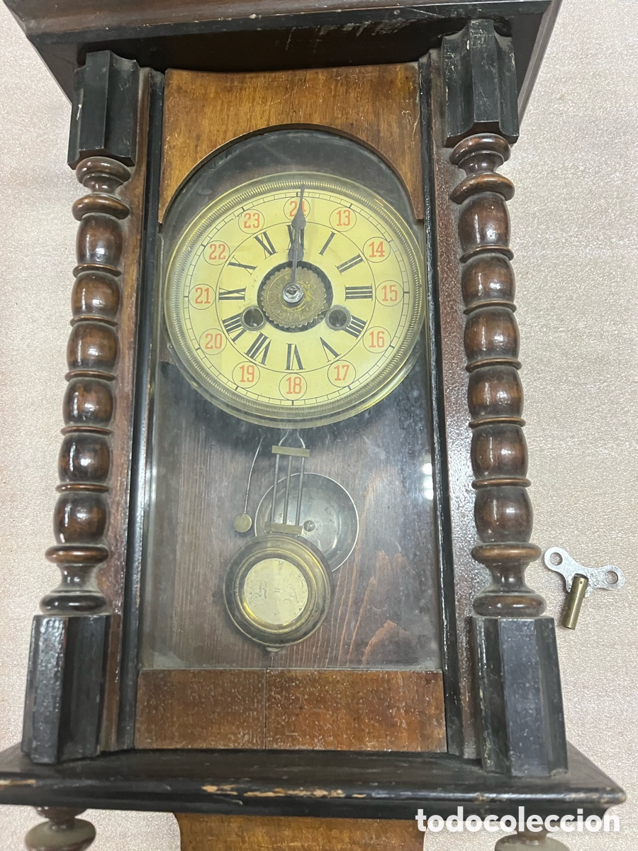 Vintage: Reloj antiguo de pared con p&eacute;ndulo y llave - Foto 4