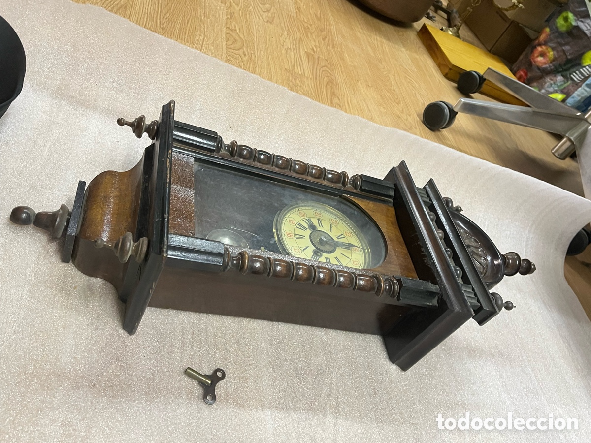 Vintage: Reloj antiguo de pared con p&eacute;ndulo y llave - Foto 18