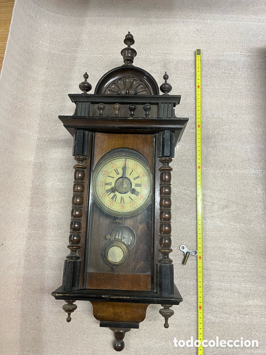 Vintage: Reloj antiguo de pared con p&eacute;ndulo y llave