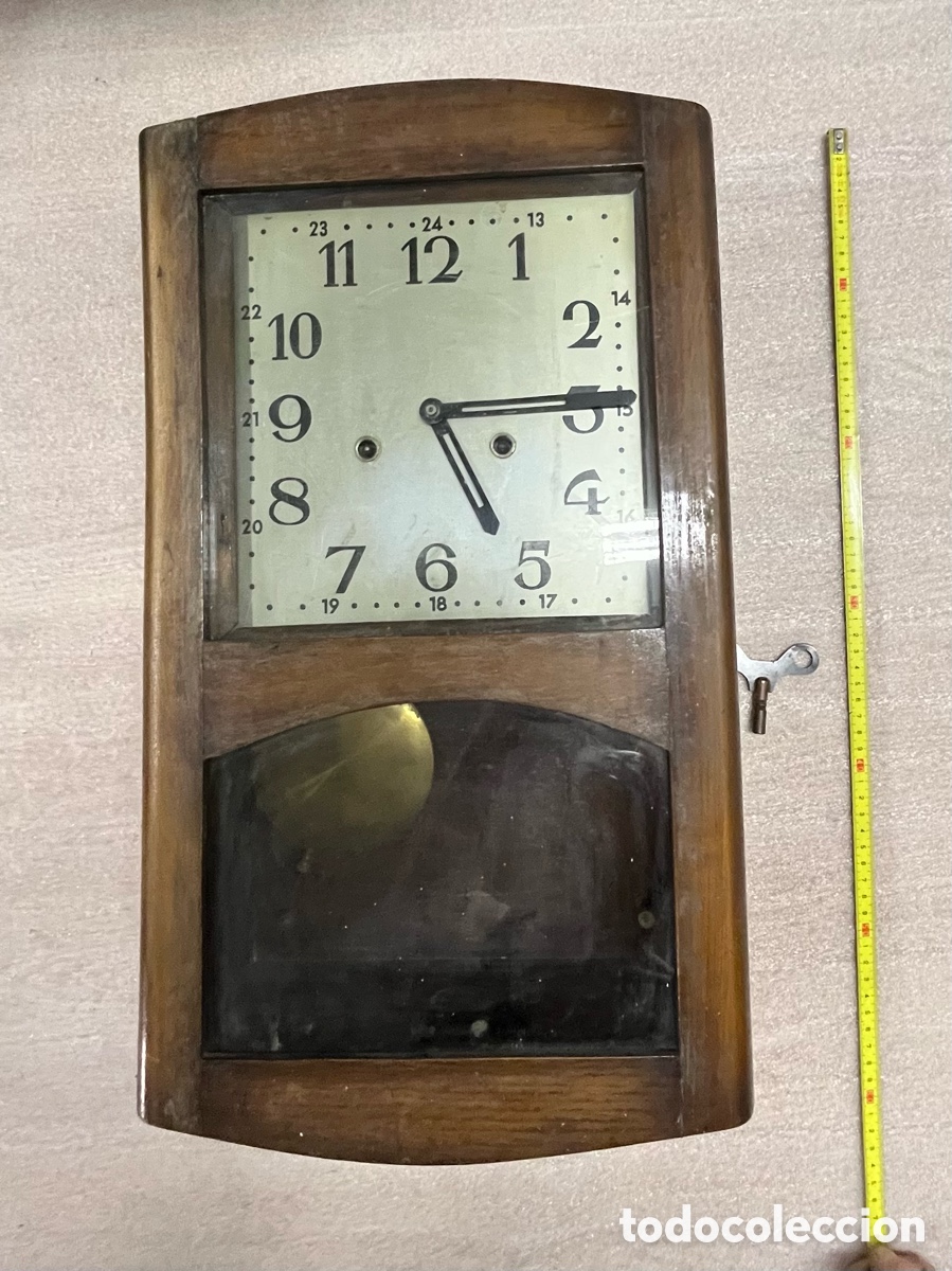 Vintage: Reloj de pared antiguo de madera con p&eacute;ndulo y soner&iacute;a