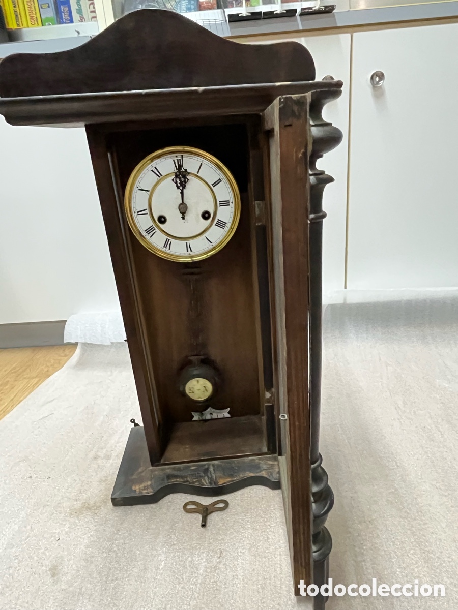 Vintage: Reloj de pared antiguo con p&eacute;ndulo y llave - Foto 4