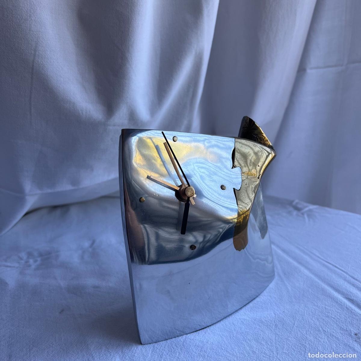 Vintage: Reloj Escultura de Mesa en Metal Pulido y Oro - L&iacute;nea ART 31 - Matroes S.A. Barcelona - A&ntilde;os 80/90