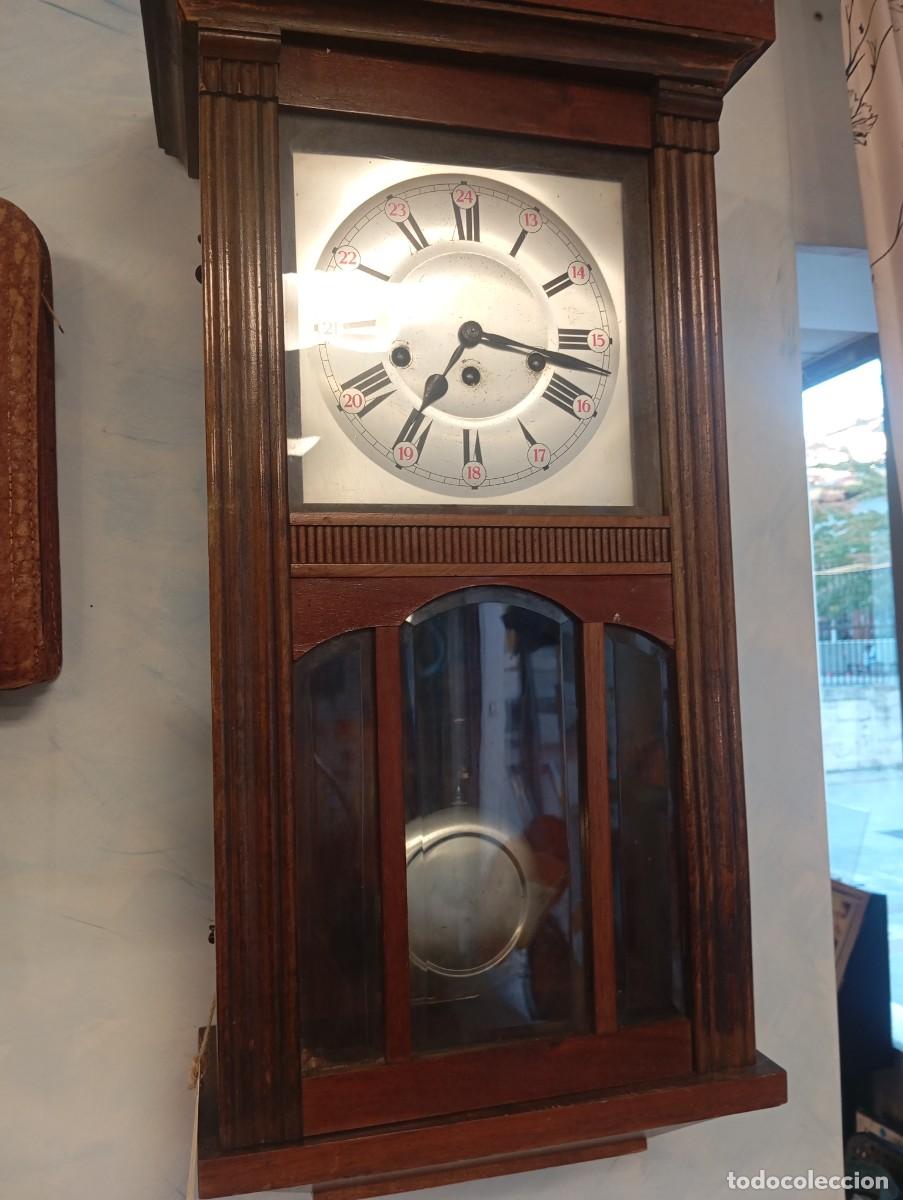 Vintage: Reloj de pared antiguo de madera con p&eacute;ndulo