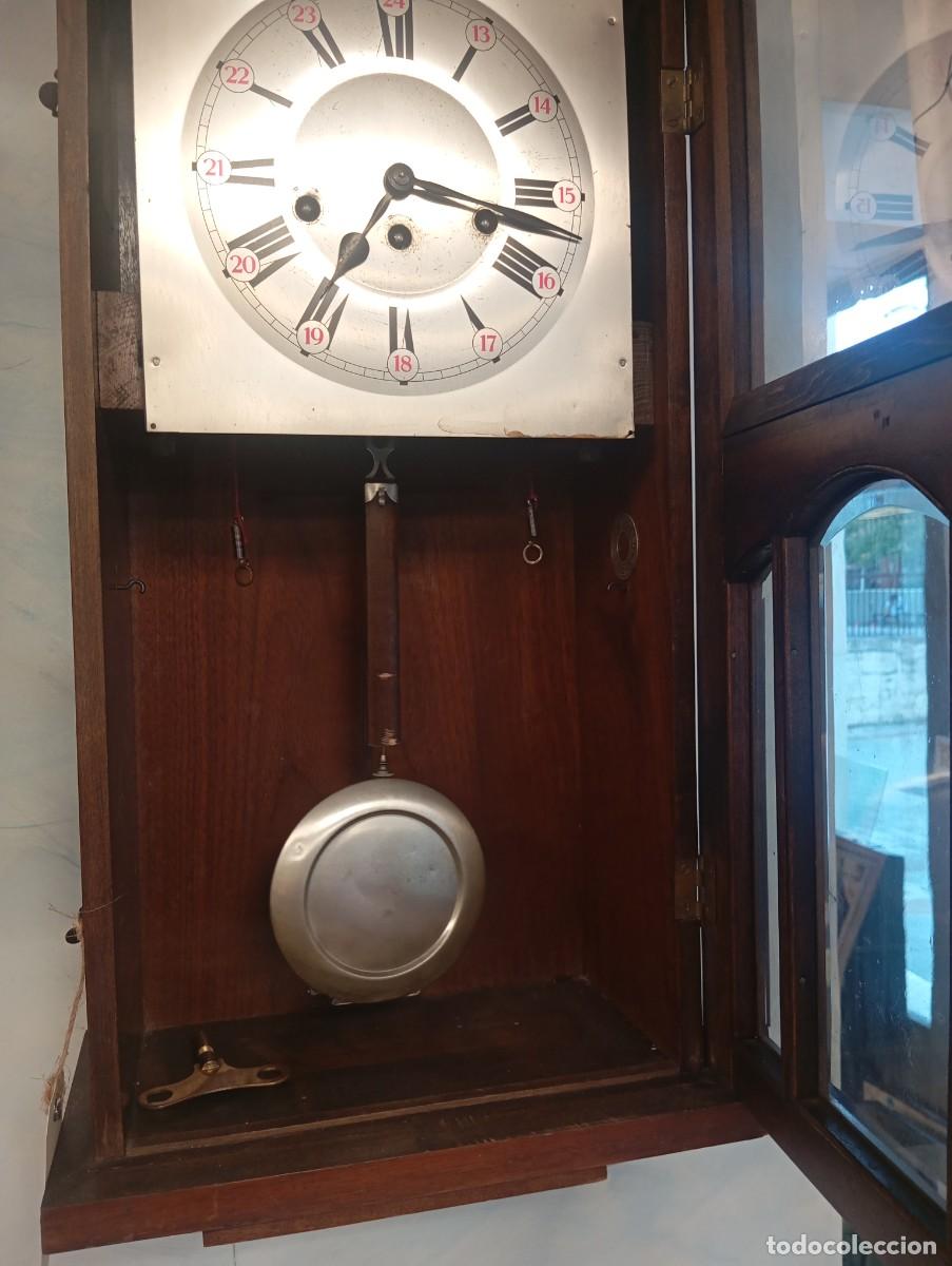 Vintage: Reloj de pared antiguo de madera con p&eacute;ndulo - Foto 2