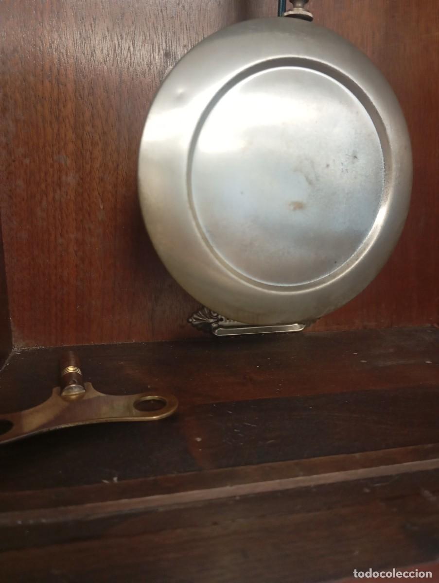 Vintage: Reloj de pared antiguo de madera con p&eacute;ndulo - Foto 3