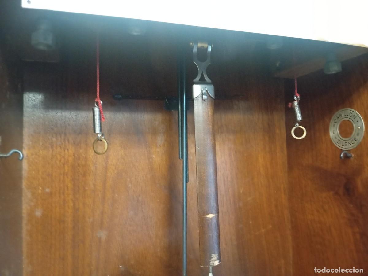Vintage: Reloj de pared antiguo de madera con p&eacute;ndulo - Foto 4