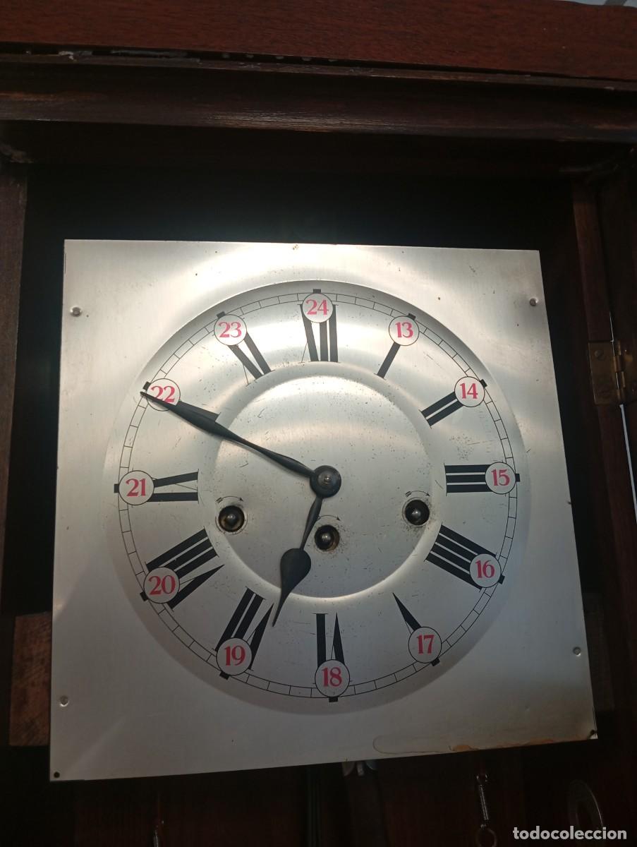 Vintage: Reloj de pared antiguo de madera con p&eacute;ndulo - Foto 6