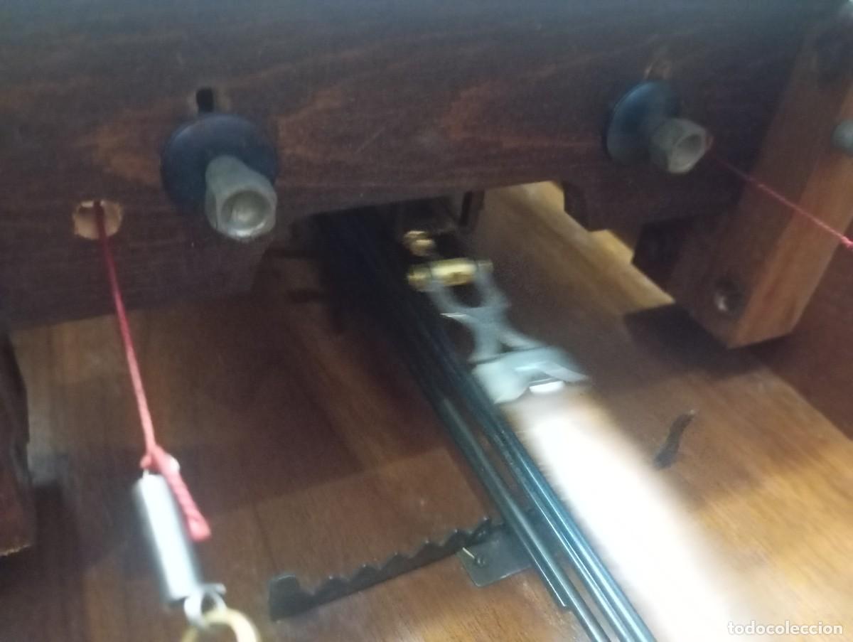 Vintage: Reloj de pared antiguo de madera con p&eacute;ndulo - Foto 8