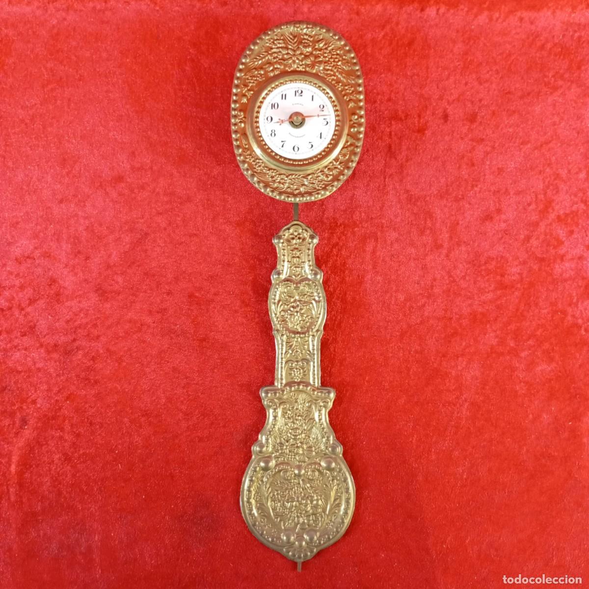Vintage: RELOJ PENDULO - FRAN&Ccedil;OIS SOERENDONQUE - TRABAJADO EN LATON REPUJADO - 42,5 CM TOTAL