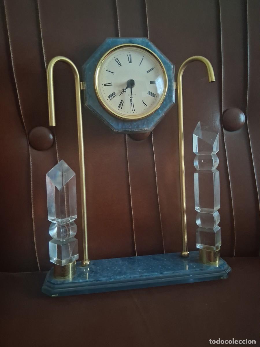 Vintage: Reloj de sobremesa de estilo vintage con estructura de metacrilato