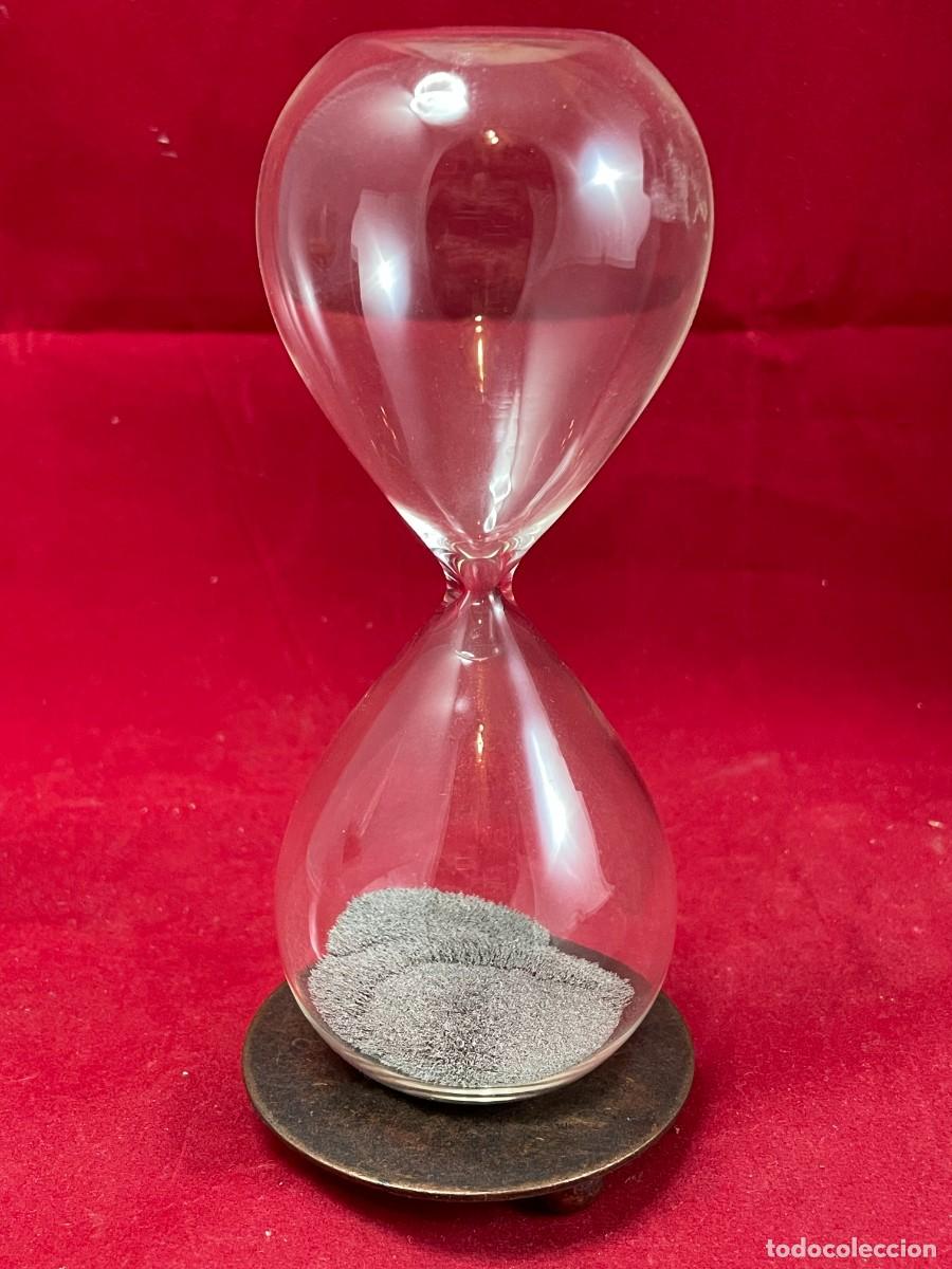 Vintage: Reloj de arena magn&eacute;tico de cristal con limaduras de hierro y base imantada &ndash; 16 cm