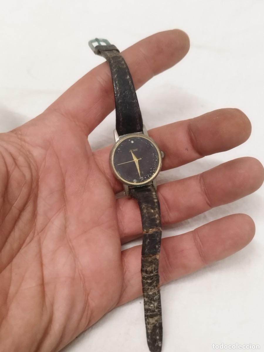 Vintage: Reloj Vintage ACME Quartz Colecci&oacute;n &ndash; Esfera Negra, Agujas Doradas.