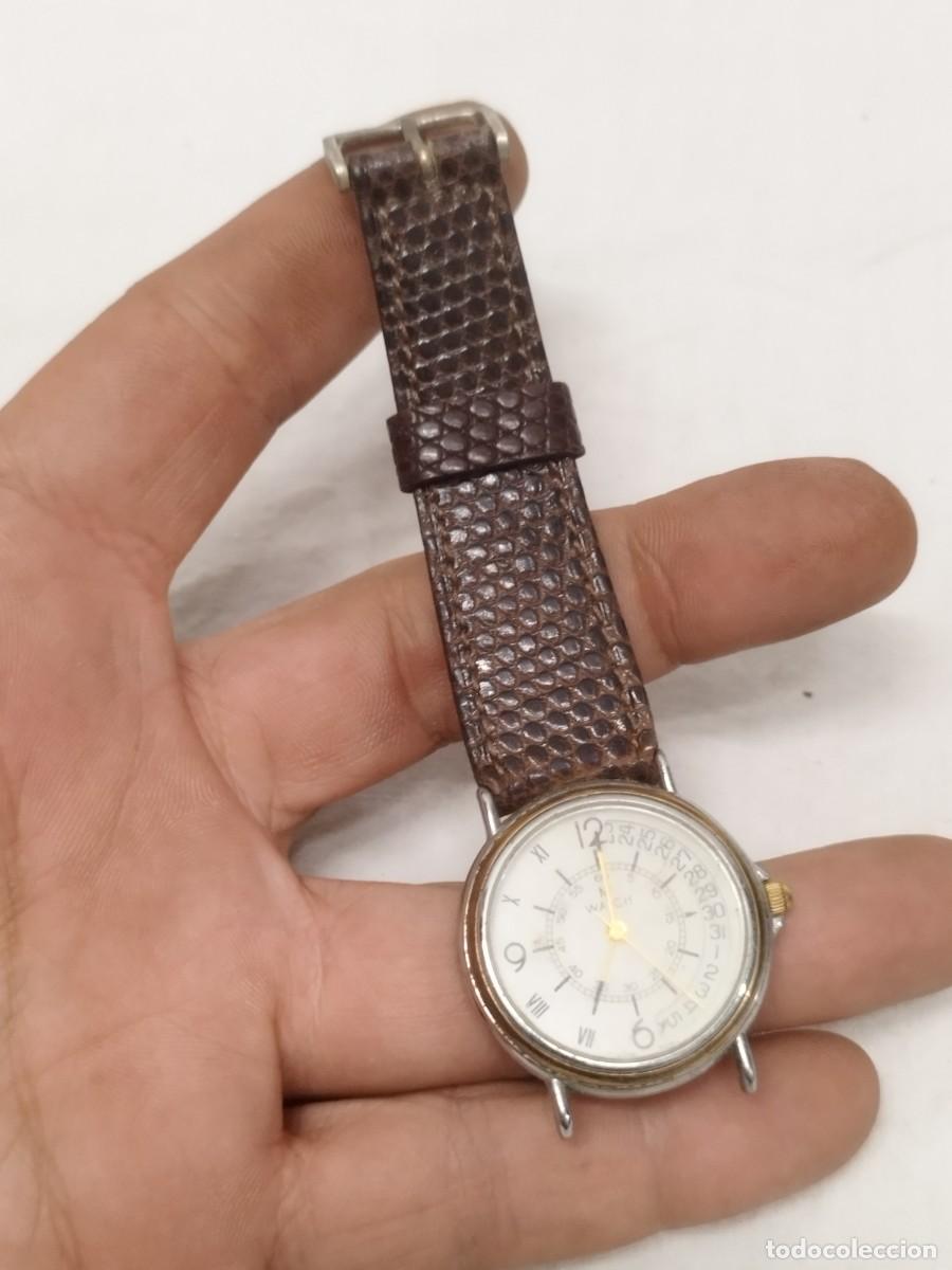 Vintage: Reloj de pulsera vintage de cuarzo con n&uacute;meros romanos y correa de piel marr&oacute;n, Sin probar.