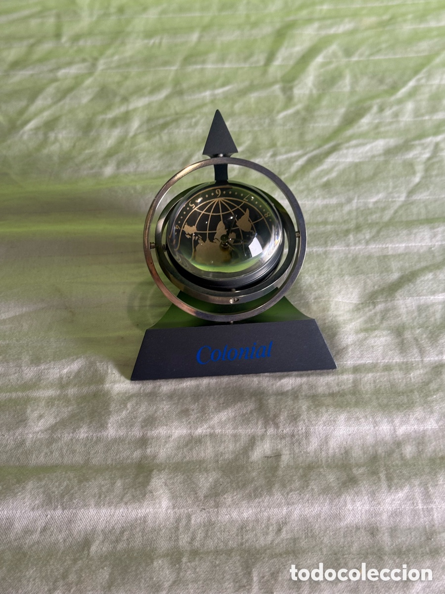 Vintage: RELOJ DE SOBREMESA COLONIAL &ndash; GLOBO TERR&Aacute;QUEO GIRATORIO CON AROS MET&Aacute;LICOS &ndash; DISE&Ntilde;O MODERNO