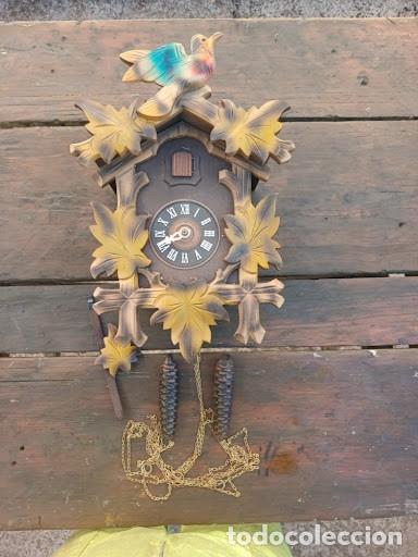 Vintage: Antiguo Reloj de Cuco de la Selva Negra con Pesa de Pi&ntilde;as y P&eacute;ndulo (Estilo Alpino)