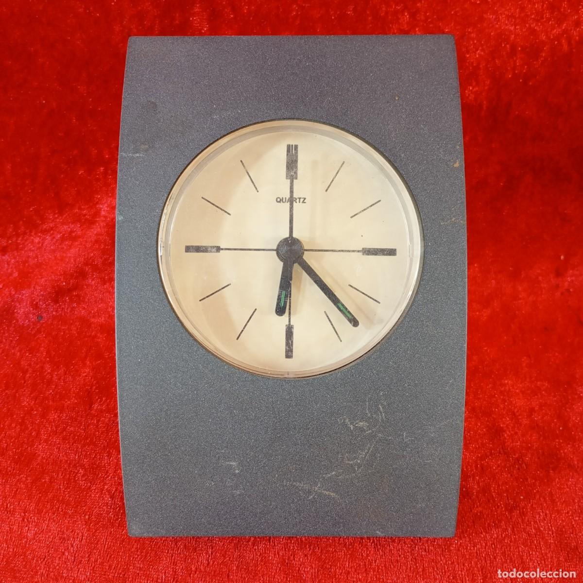 Vintage: RELOJ DE MESA VINTAGE - QUARTZ - CURVADO Y DE COLOR GRIS OBSCURO - VINTAGE - 15 X 9,8 CM - 33