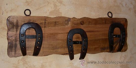 Vintage: perchero de madera con soportes herradura de hierro