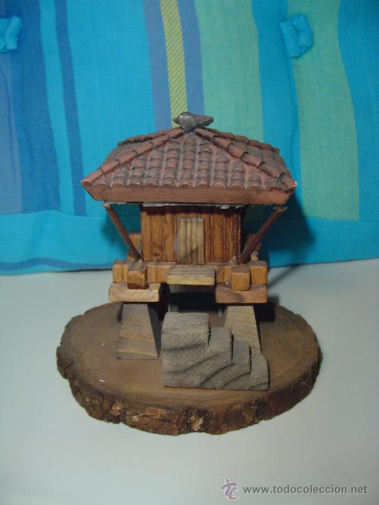 Vintage: R&eacute;plica de h&oacute;rreo Asturias. En madera. Altura 11 cm aproximadamente.
