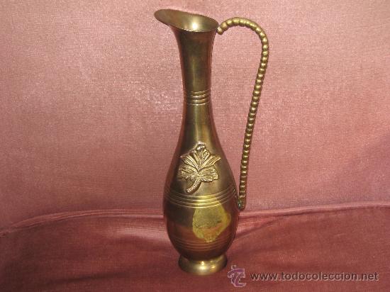 Vintage: PRECIOSA JARRITA DE METAL, MIDE 25CM