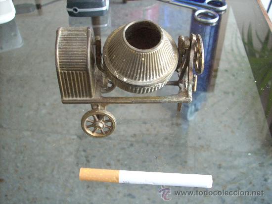 Vintage: HORMIGONERA MINIATURA BRONCE MAS DE 40 A&Ntilde;OS.