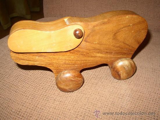 Vintage: bonito perro en madera noble sobre ruedas 23x14 cms