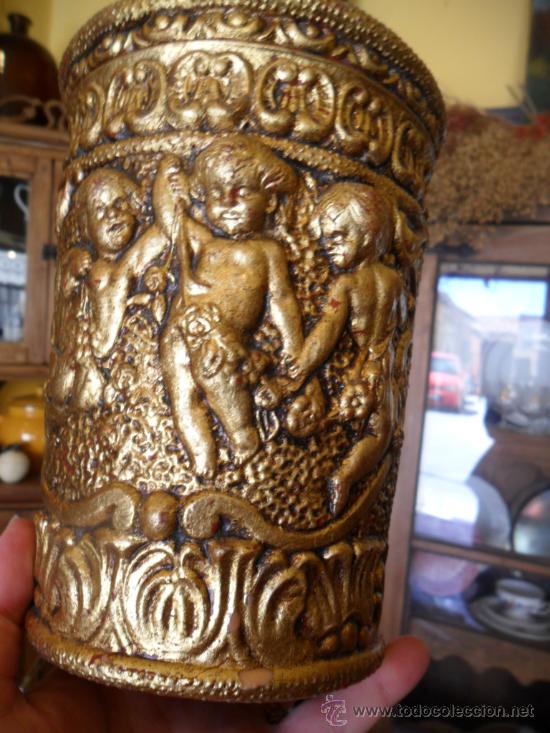 Vintage: JARR&Oacute;N DE PL&Aacute;STICO CON RELIEVE DE ANGELES Y PAN DE ORO - Foto 1