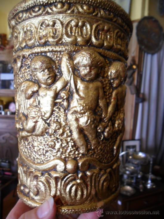 Vintage: JARR&Oacute;N DE PL&Aacute;STICO CON RELIEVE DE ANGELES Y PAN DE ORO - Foto 2