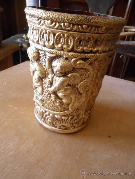 Vintage: JARR&Oacute;N DE PL&Aacute;STICO CON RELIEVE DE ANGELES Y PAN DE ORO - Foto 3