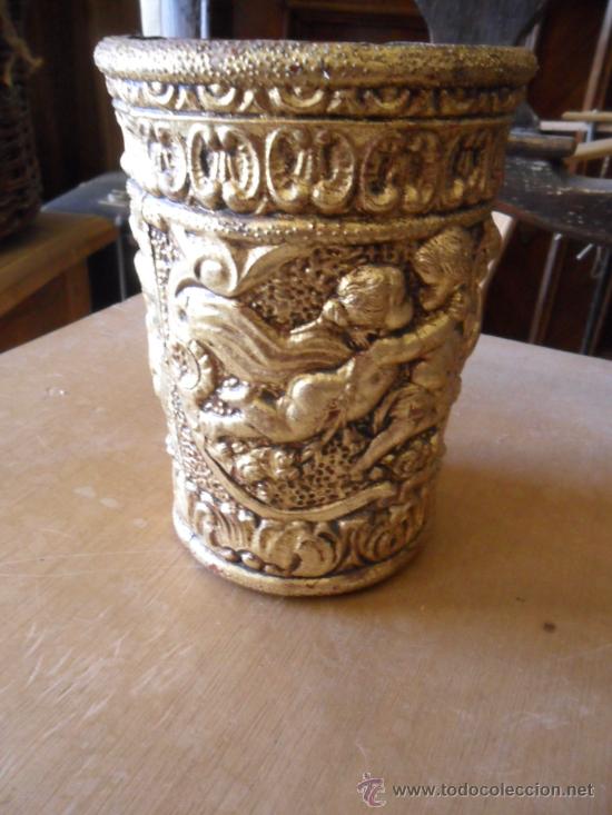 Vintage: JARR&Oacute;N DE PL&Aacute;STICO CON RELIEVE DE ANGELES Y PAN DE ORO - Foto 4