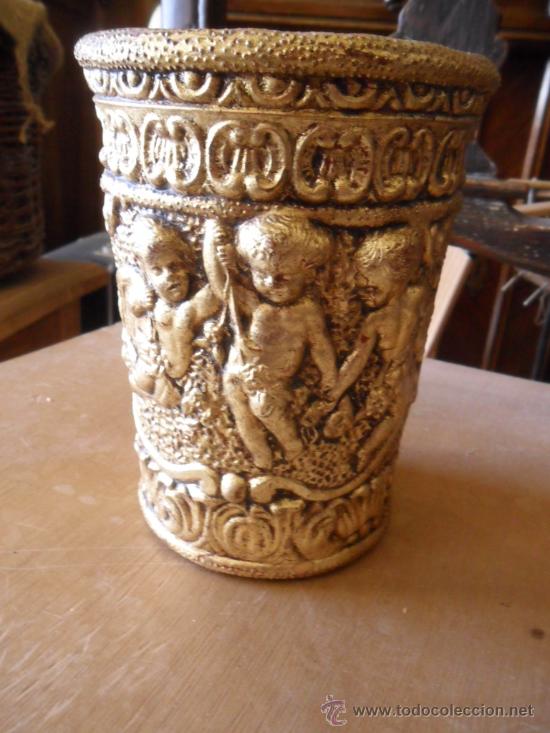 Vintage: JARR&Oacute;N DE PL&Aacute;STICO CON RELIEVE DE ANGELES Y PAN DE ORO - Foto 5