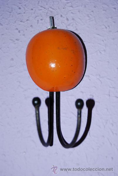 Vintage: COLGADOR EN FORMA DE NARANJA - PERCHERO - MADERA Y METAL - A&Ntilde;OS 70