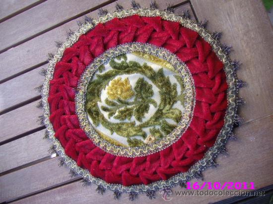 Vintage: antiguo tapete centro de mesa terciopelo rojo