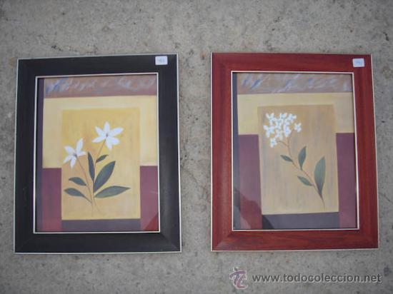 Vintage: 2 Cuadros con laminas de flores blancas y fondo cubista, un marco negro y el otro marr&oacute;n.
