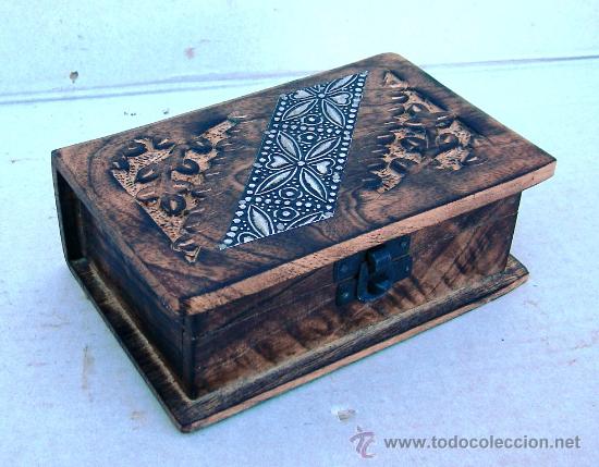 Vintage: caja de madera tallada forma de libro