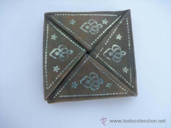 Vintage: Antiguo monedero plegable, de cuero , de color verde.