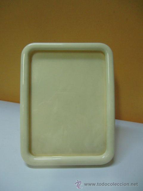 Vintage: Marco de pl&aacute;stico blanco con soporte - Foto 1