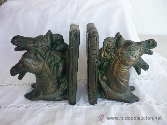 Vintage: SUJETA LIBROS DE ESCAYOLA IMITANDO  BRONCE VIEJO.( MUY DECORATIVO. ) ALTO 15CM ANCHO 13,5CM.