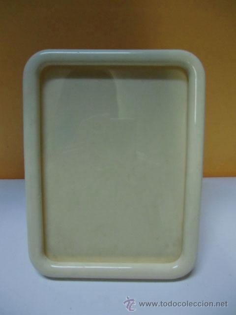 Vintage: Marco de pl&aacute;stico blanco con soporte - Foto 2