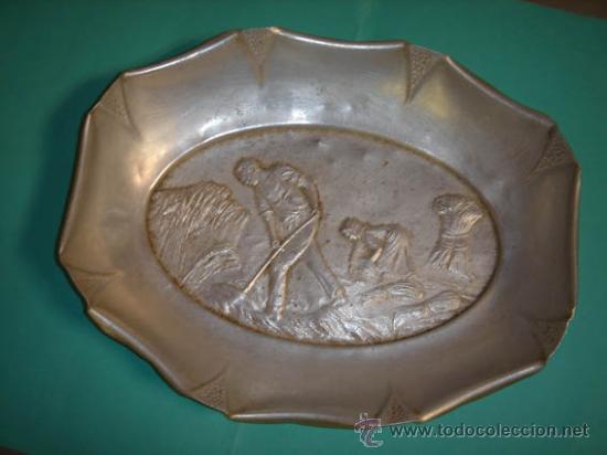 Vintage: Bandeja de laton con imagen de labradores en relive en el centro.