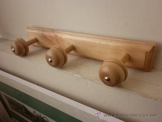 Vintage: PEQUE&Ntilde;O PERCHERO DE MADERA CON TRES PERCHAS - Foto 1