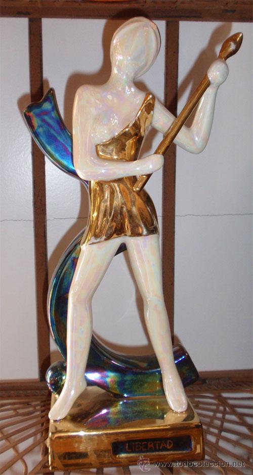 Vintage: Figura mujer con ba&ntilde;o de oro de ley. Representa la libertad. Medida 32 x11x9,5 cm.