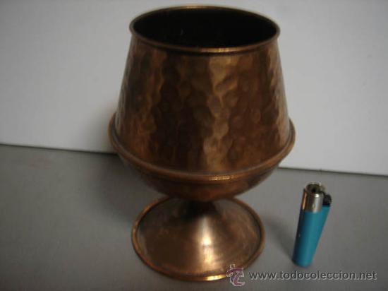 Vintage: Copa de cobre cincelada muy bonita 12,5cm de altura y 12cm de diametro.