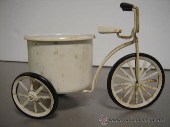 Vintage: Bicicleta con recipiente met&aacute;lico en la parte trasera y ruedas de goma, ideal decoraci&oacute;n o colecci&oacute;n