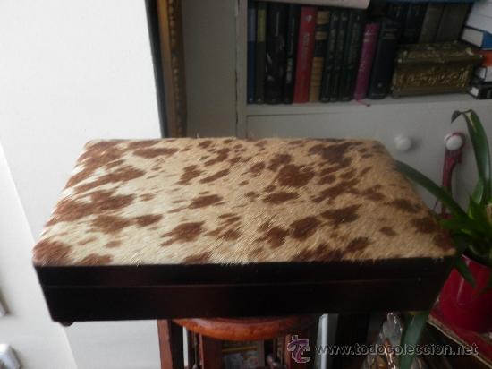 Vintage: PRECIOSA CAJA DE M&Uacute;SICA DE PIEL DE VACUNO PARA TABACO, A&Ntilde;OS 60