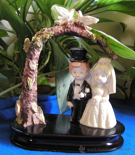 Vintage: GRACIOSA FIGURA DE NOVIOS O PAREJA DE NOVIOS EN MARMOLINA CON PEANA A&Ntilde;OS 70-80 SHABBY CHIC VINTAGE