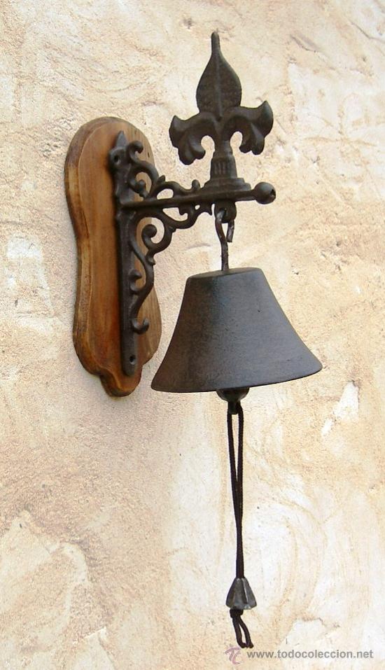 Vintage: campana de hierro con soporte de madera para entrada flor de lis,, camp365